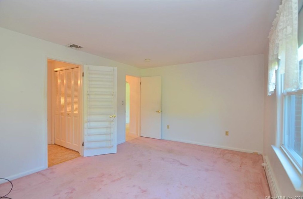 3 Appleblossom Ln, Newtown CT 06470-2241 exterior