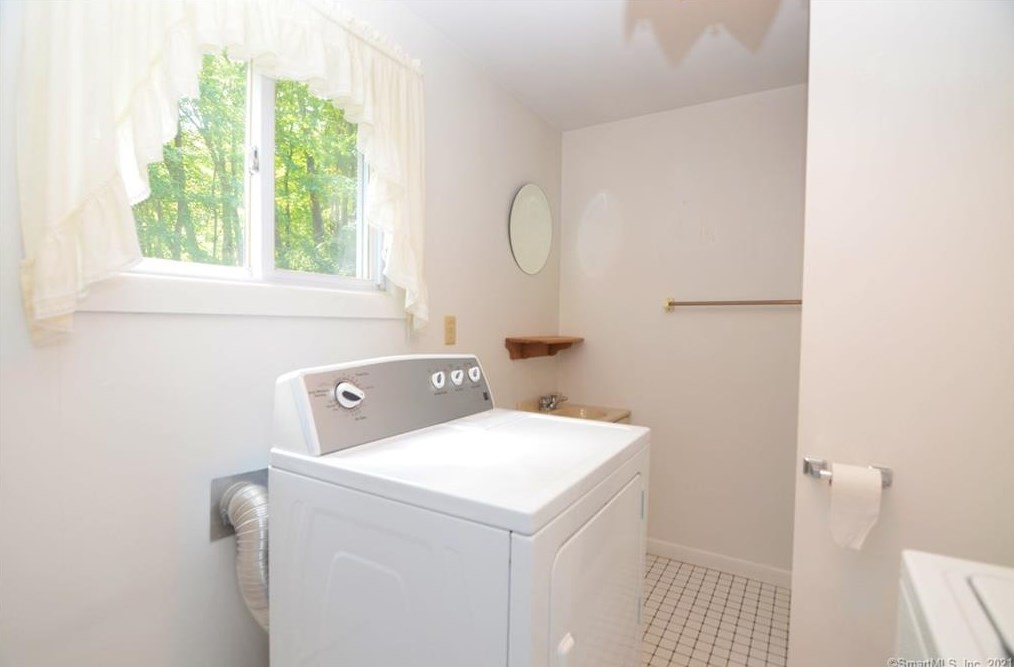 3 Appleblossom Ln, Newtown CT 06470-2241 exterior