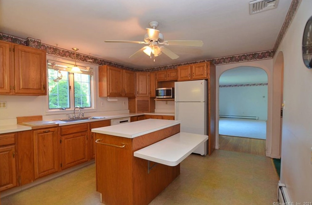 3 Appleblossom Ln, Newtown CT 06470-2241 exterior