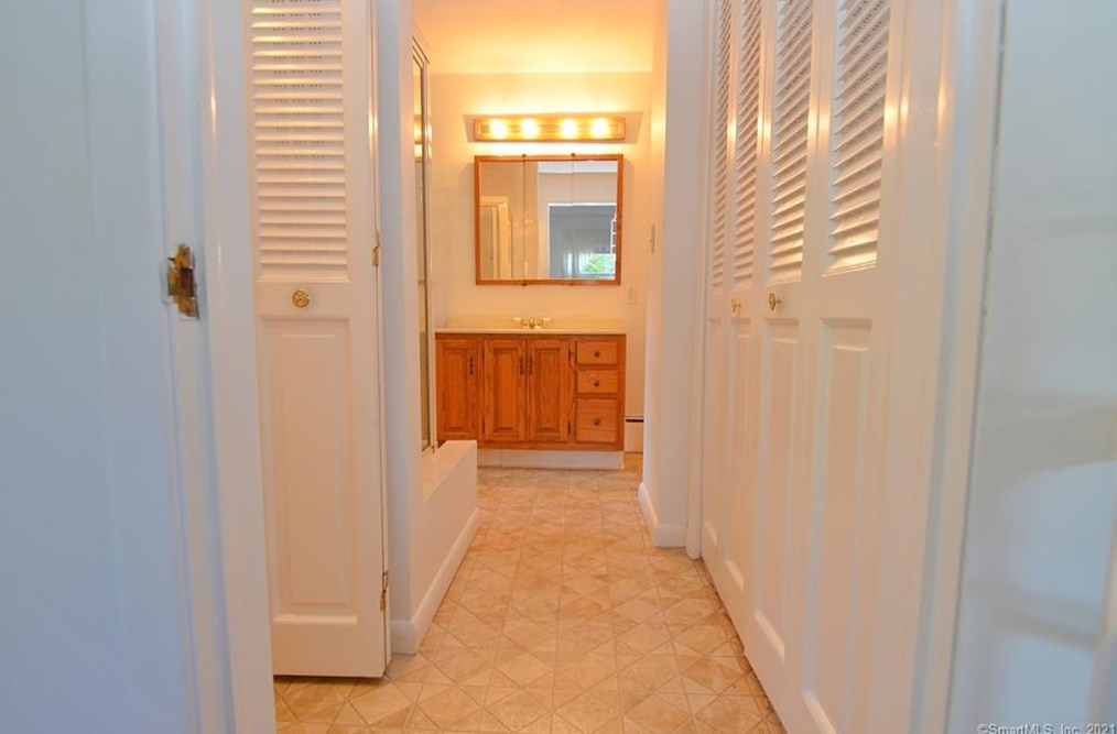 3 Appleblossom Ln, Newtown CT 06470-2241 exterior