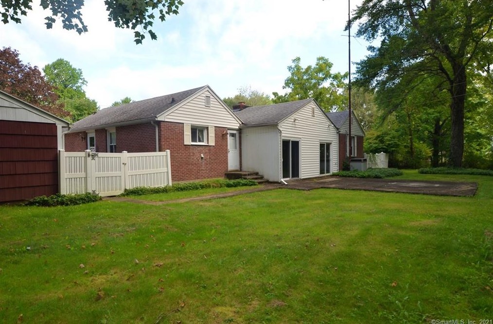 3 Appleblossom Ln, Newtown CT 06470-2241 exterior