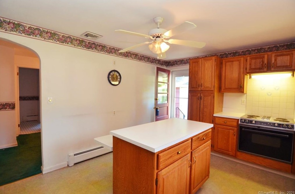 3 Appleblossom Ln, Newtown CT 06470-2241 exterior