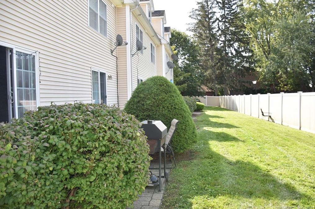 37 Alden St, Hartford CT  06114-1002 exterior