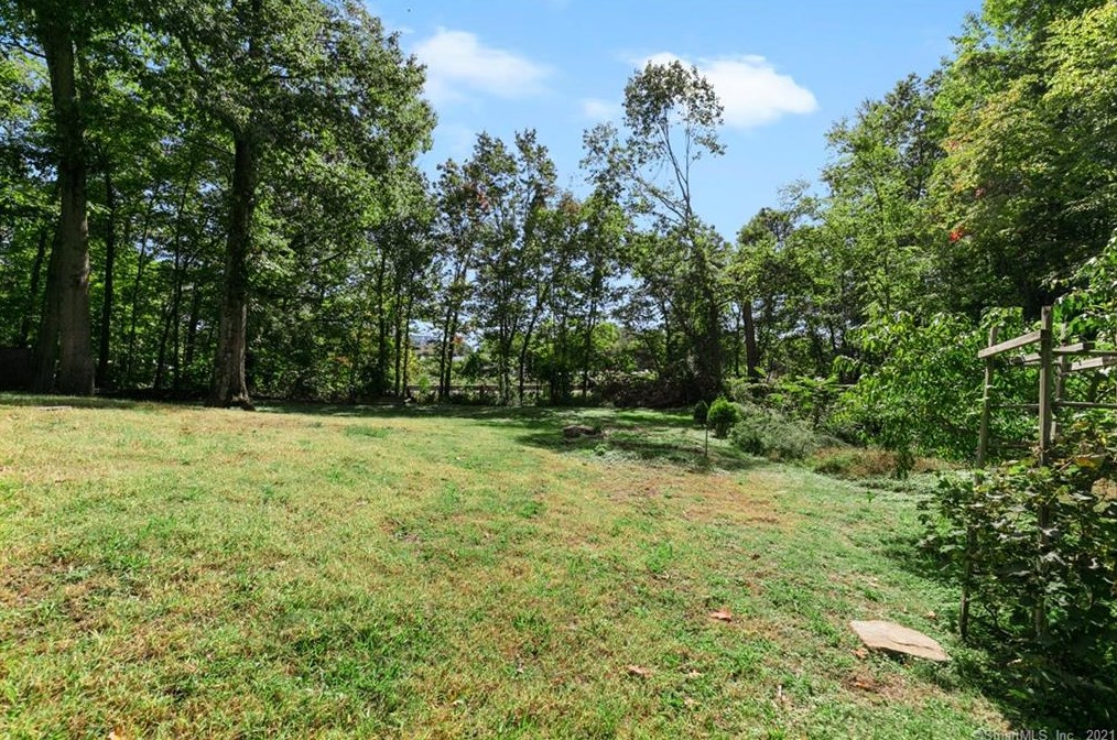 144 Chestnut St, Branford, CT 06405-2731