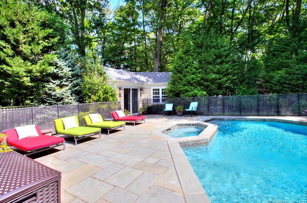 12 Dellwood Rd, Tokeneke, CT 06820-2915