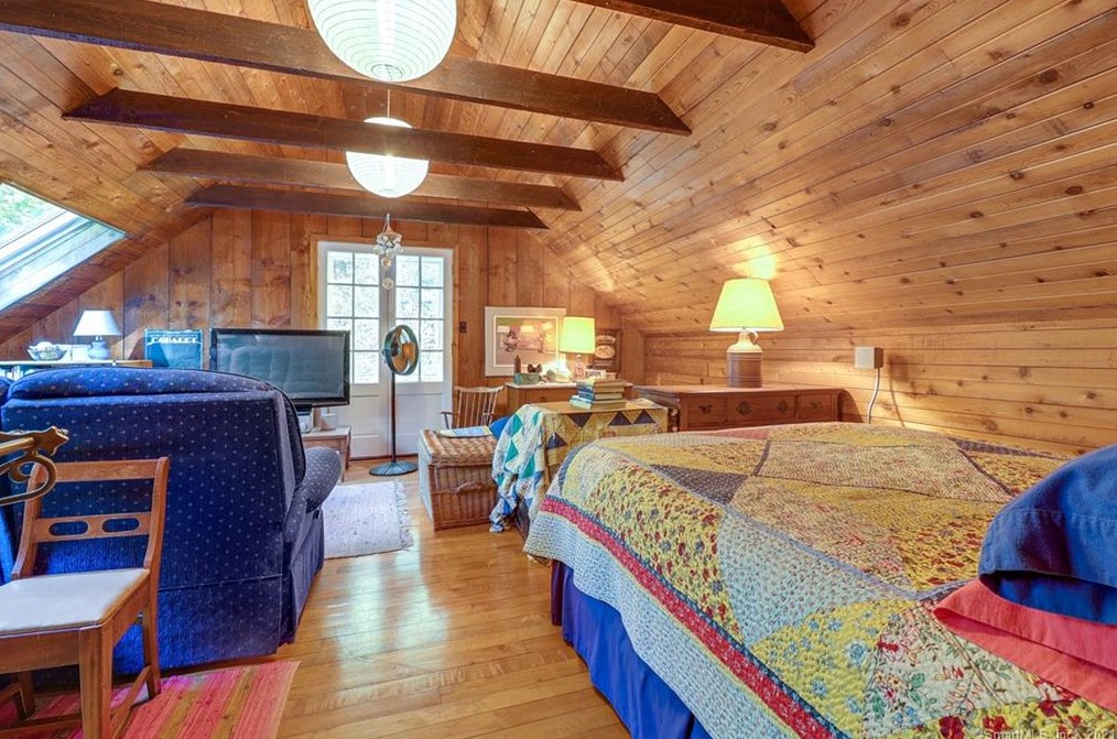 24 Pease Rd, New Haven CT 06525-2028 exterior