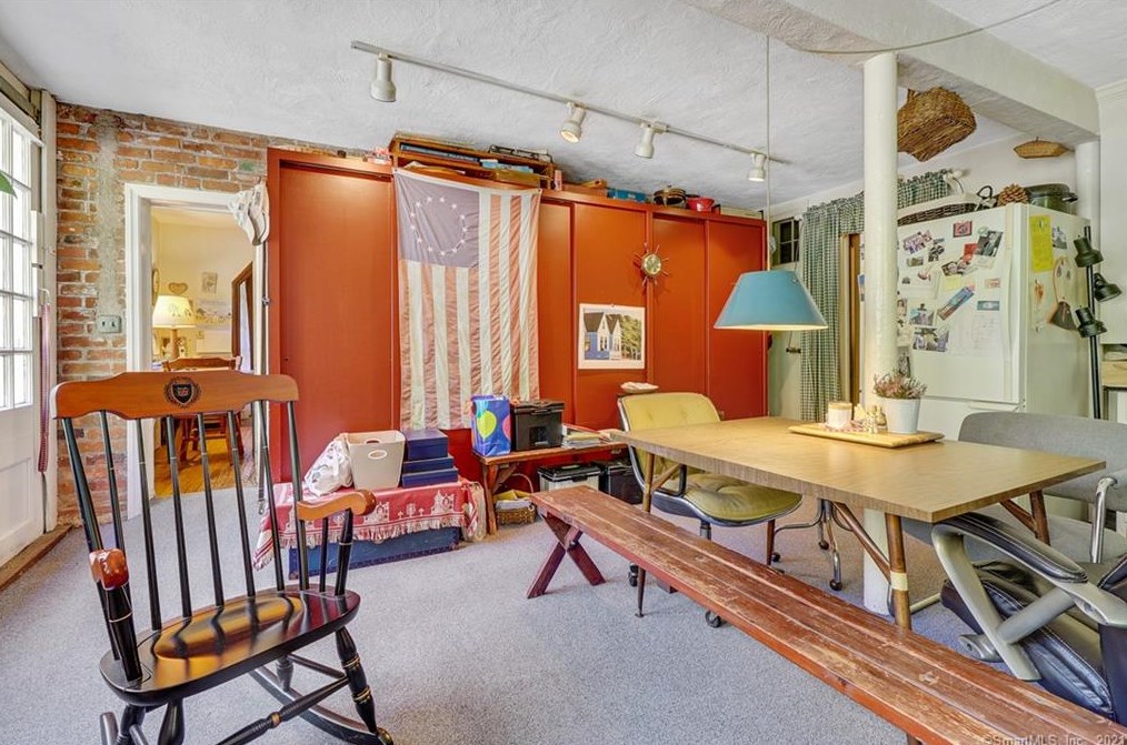 24 Pease Rd, New Haven CT 06525-2028 exterior