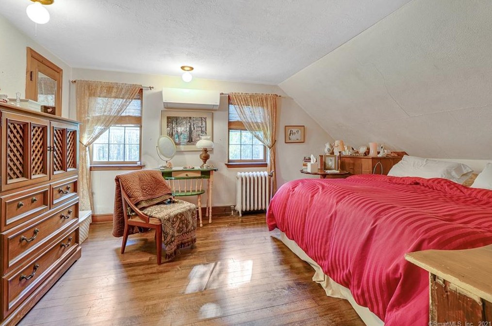 24 Pease Rd, New Haven CT 06525-2028 exterior