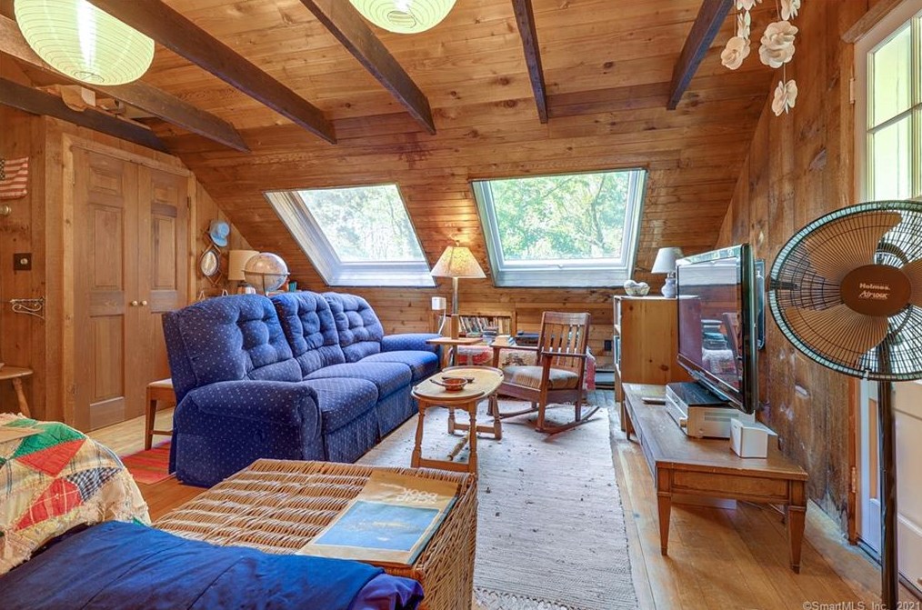 24 Pease Rd, New Haven CT 06525-2028 exterior