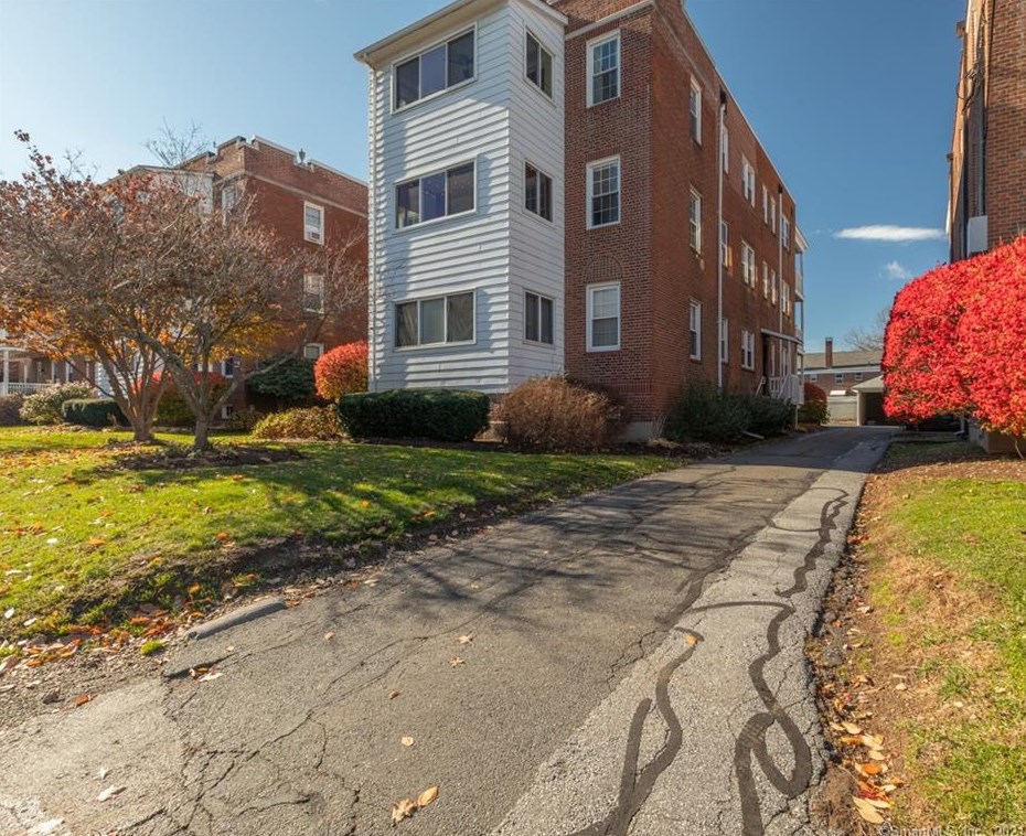 31 Robin Rd, Hartford CT  06119-1233 exterior