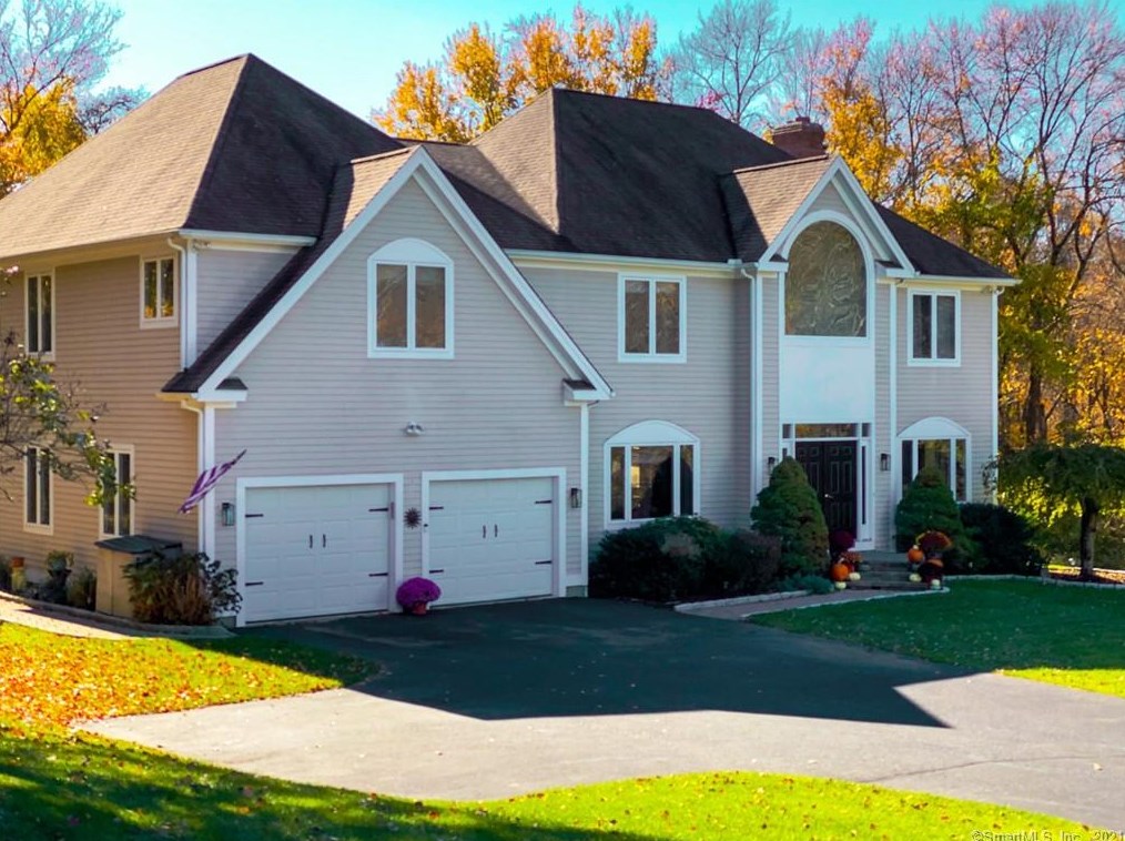 10 Laura Dr, Danbury, CT 06811-3293