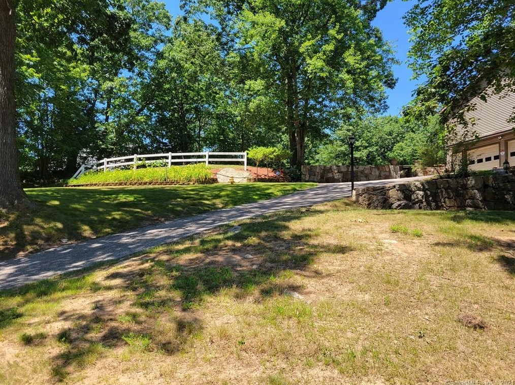 31 Daybreak Ln, Huntington, CT 06484-6115