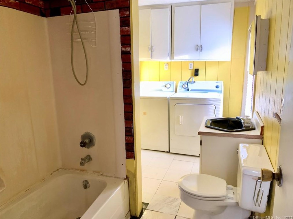 370 Hawthorne Ave, Derby CT 06418-1121 exterior