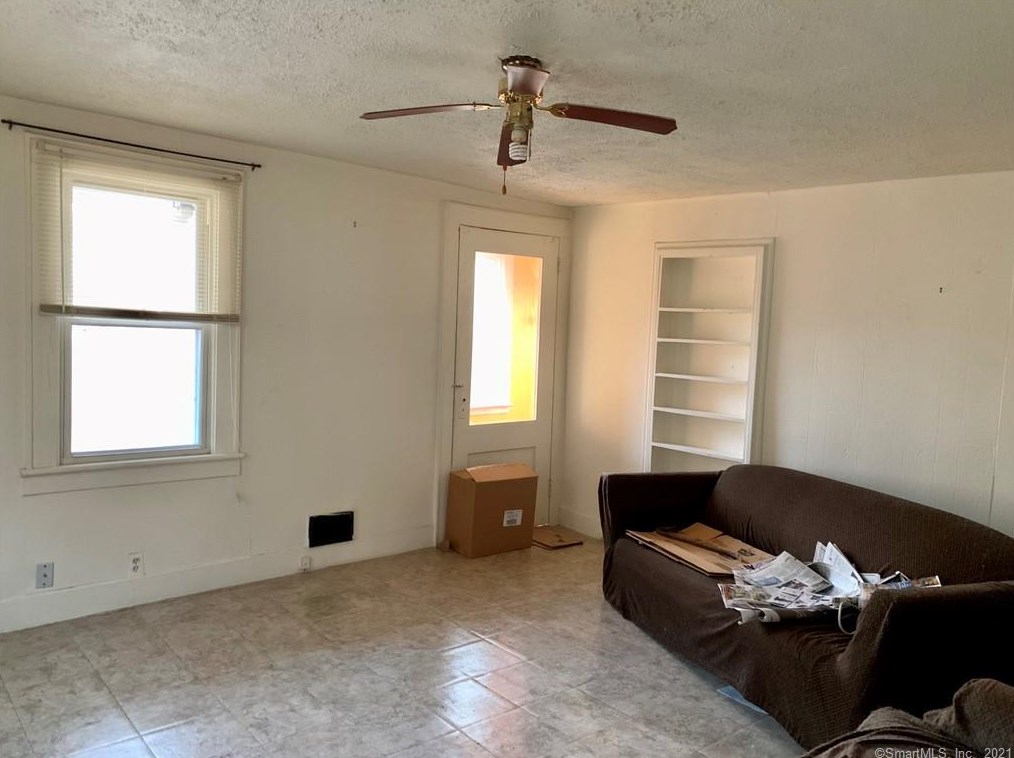 370 Hawthorne Ave, Derby CT 06418-1121 exterior