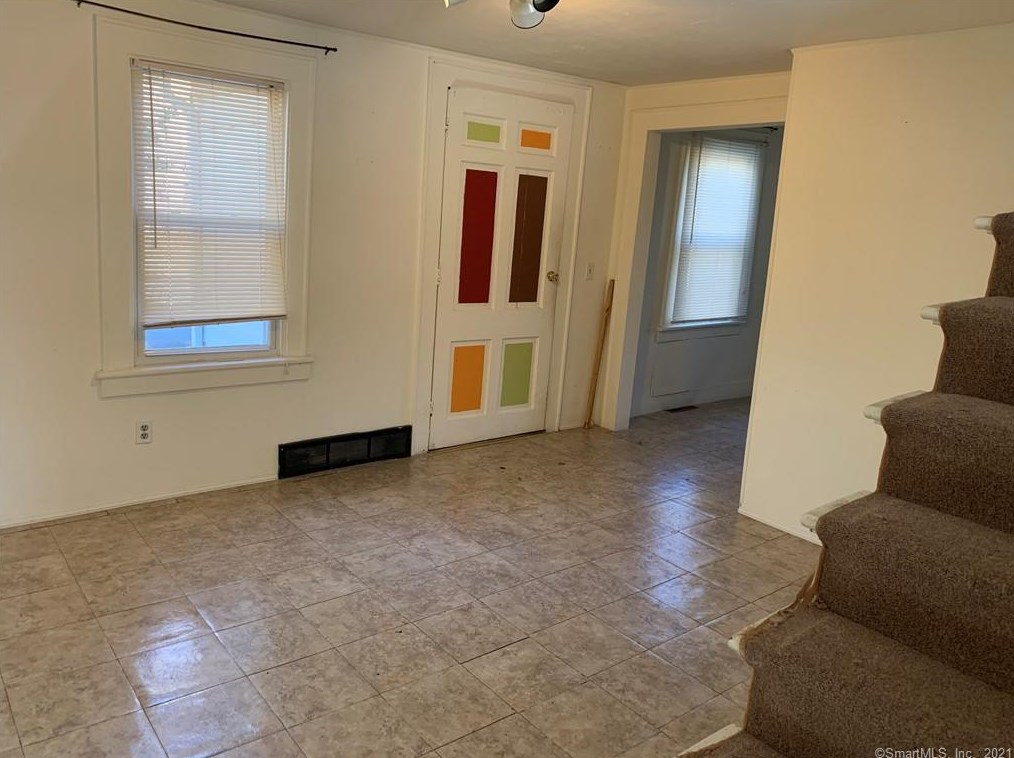 370 Hawthorne Ave, Derby CT 06418-1121 exterior