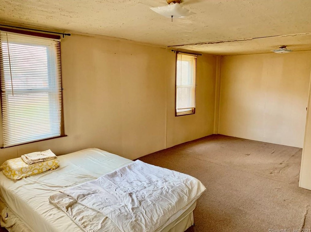 370 Hawthorne Ave, Derby CT 06418-1121 exterior