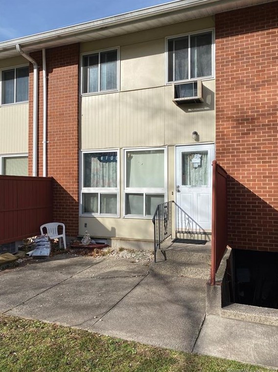 212 Centerbrook Rd, New Haven CT 06518-3413 exterior