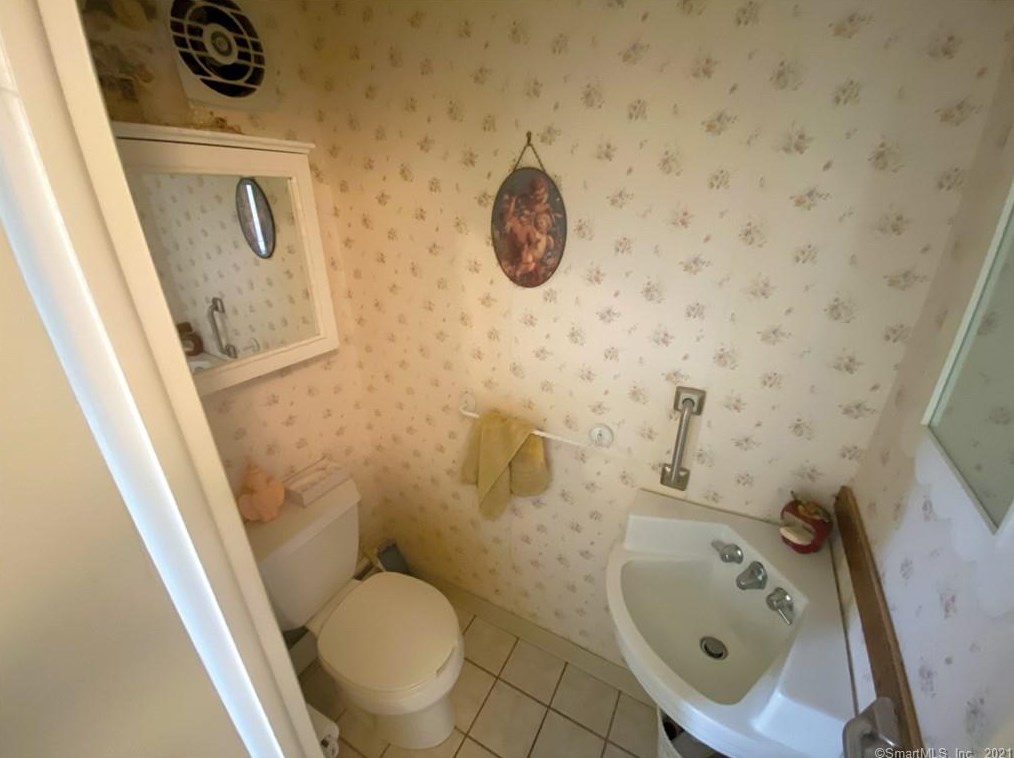 212 Centerbrook Rd, New Haven CT 06518-3413 exterior