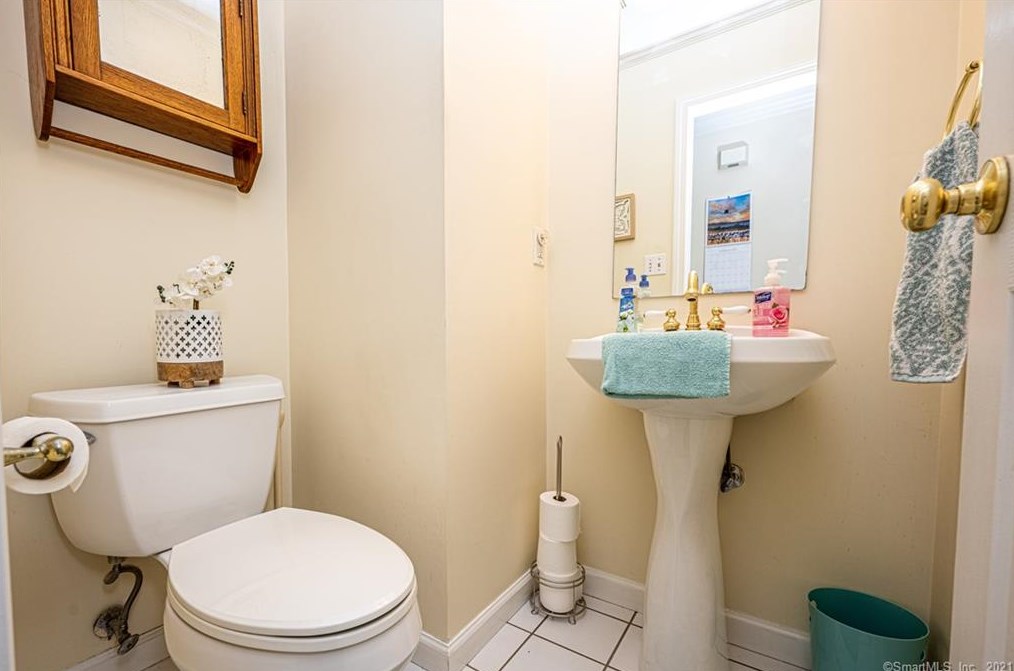 239 Fans Rock Rd, New Haven CT 06518-2014 exterior