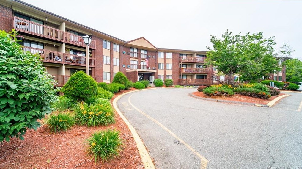 1124 Cromwell Hills Dr, Cromwell, CT 06416-1840