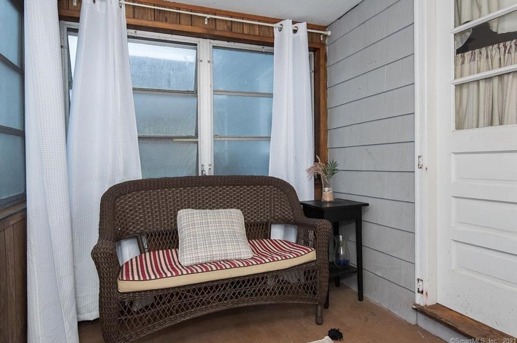 21 Robbins Ave, Hartford CT 06111-3731 exterior