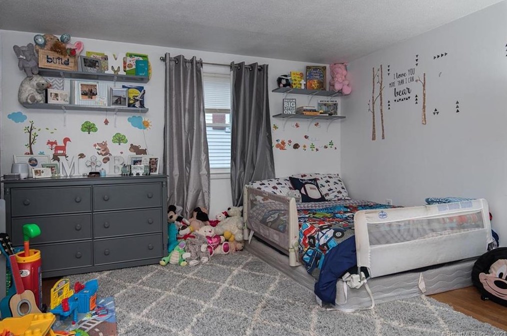 21 Robbins Ave, Hartford CT 06111-3731 exterior