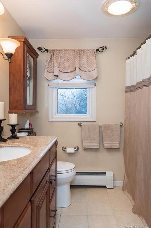 21 Robbins Ave, Hartford CT 06111-3731 exterior