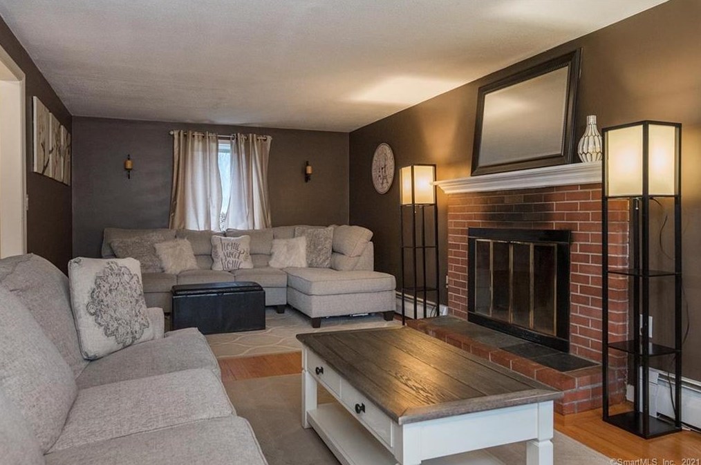 21 Robbins Ave, Hartford CT 06111-3731 exterior