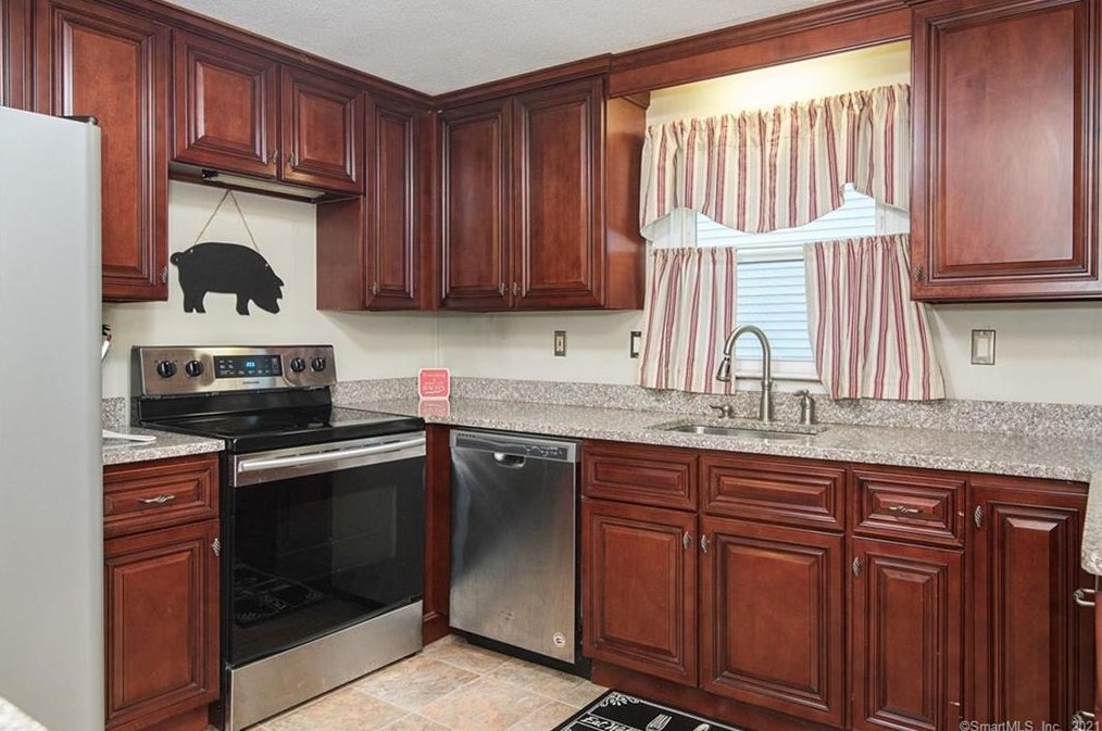 21 Robbins Ave, Hartford CT 06111-3731 exterior