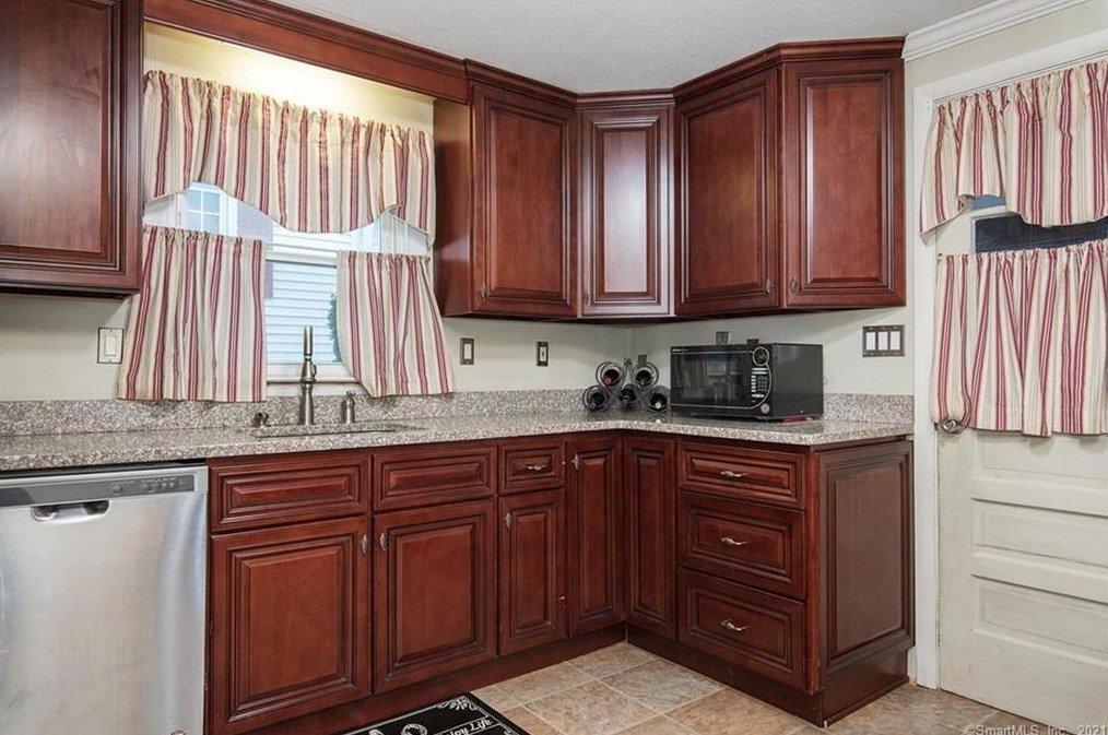 21 Robbins Ave, Hartford CT 06111-3731 exterior