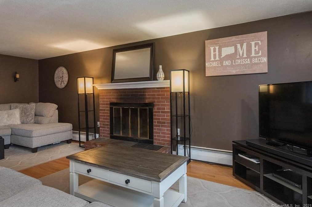 21 Robbins Ave, Hartford CT 06111-3731 exterior