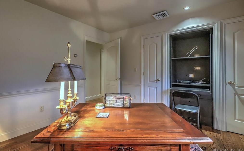 15 Hallsey Ln, New Haven CT 06525-1028 exterior