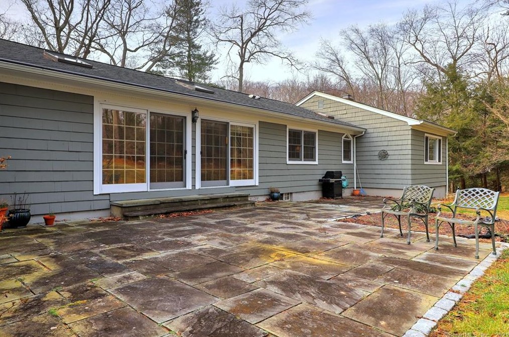 15 Hallsey Ln, New Haven CT 06525-1028 exterior