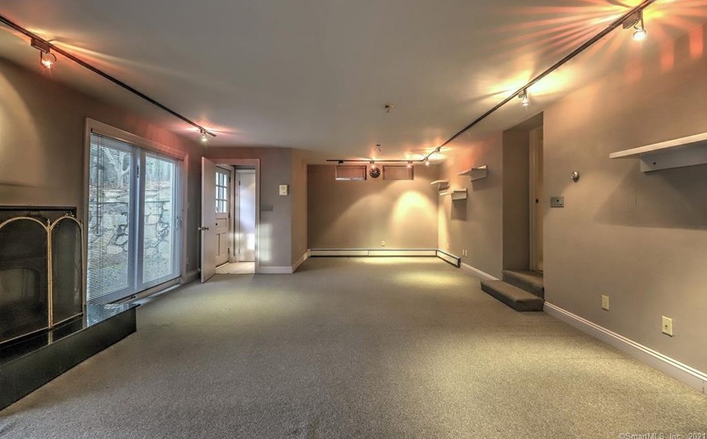 15 Hallsey Ln, New Haven CT 06525-1028 exterior