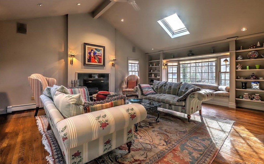 15 Hallsey Ln, New Haven CT 06525-1028 exterior