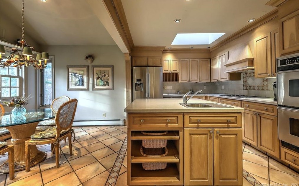 15 Hallsey Ln, New Haven CT 06525-1028 exterior