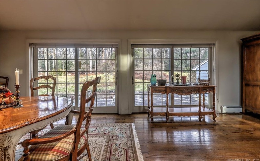 15 Hallsey Ln, New Haven CT 06525-1028 exterior