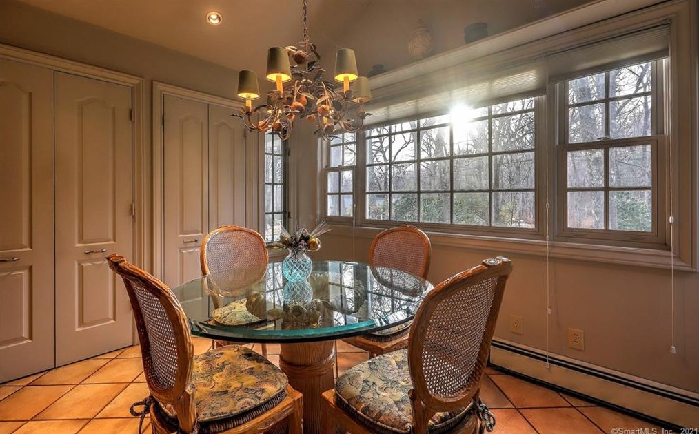 15 Hallsey Ln, New Haven CT 06525-1028 exterior