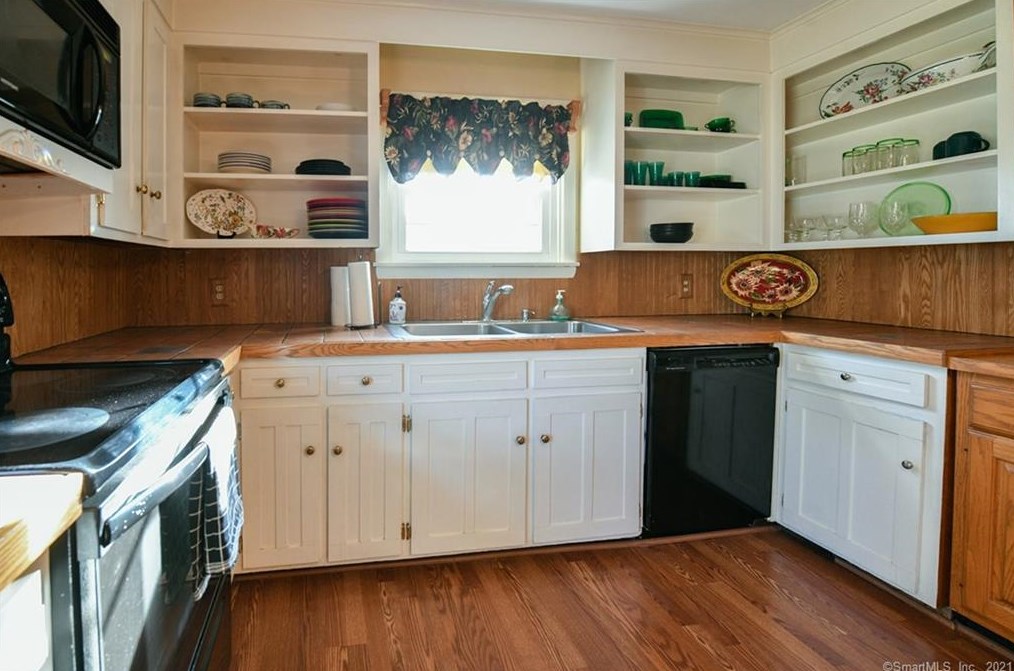 15 Elizabeth Rd, New Haven CT 06514-3203 exterior