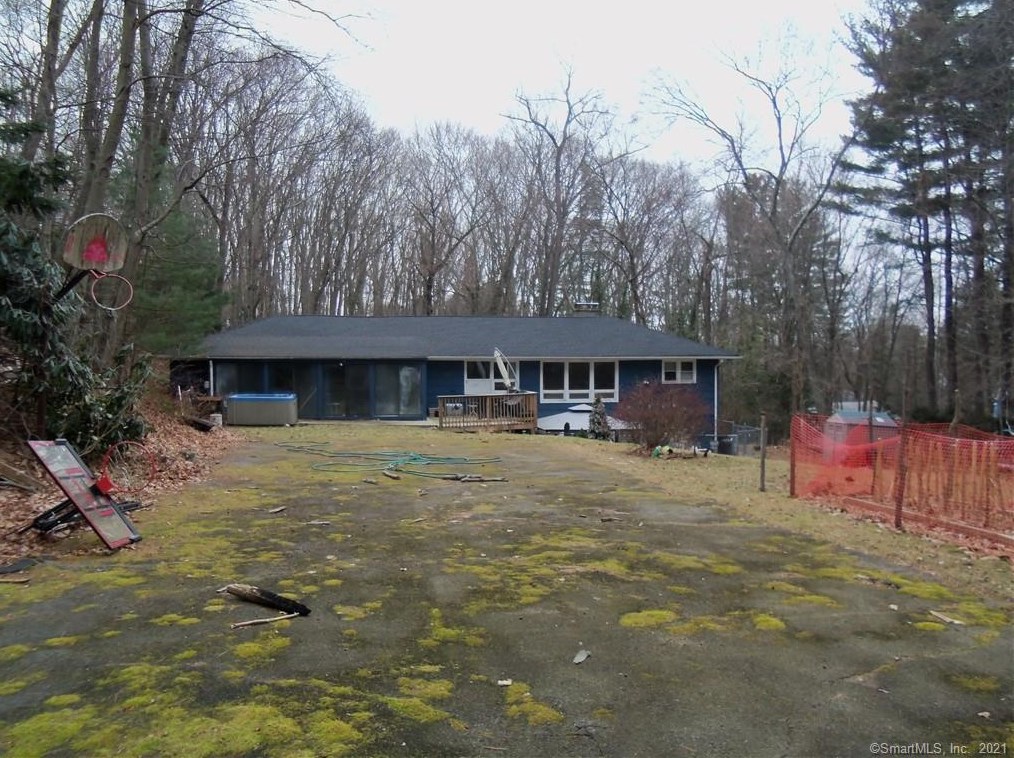 1 De Bisschop Ln, Waterbury, CT 06706