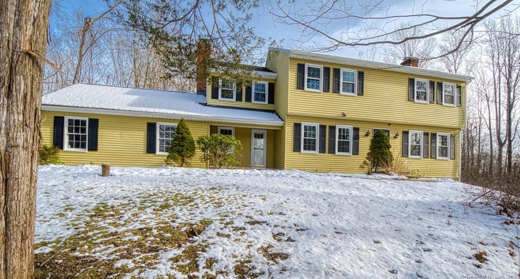 35 Highpoint Rd, Woodbury, CT 06798