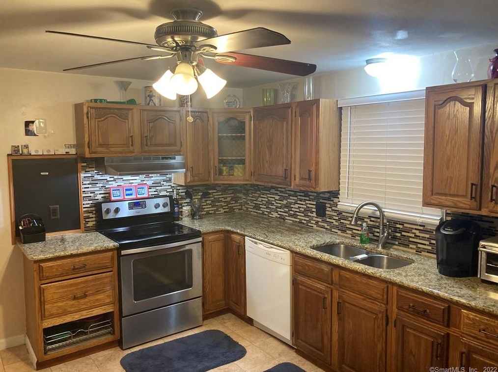 7 Evergreen Ln, Chesterfield, CT 06370