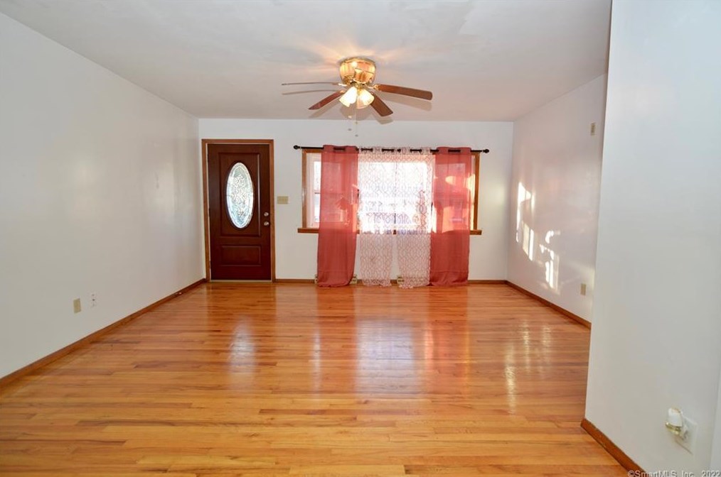 13 Dell Dr, New Haven, CT 06513 exterior