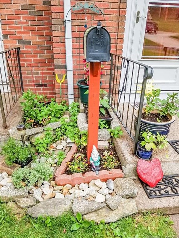 56 Thomas St, Vernon CT  06066-3654 exterior