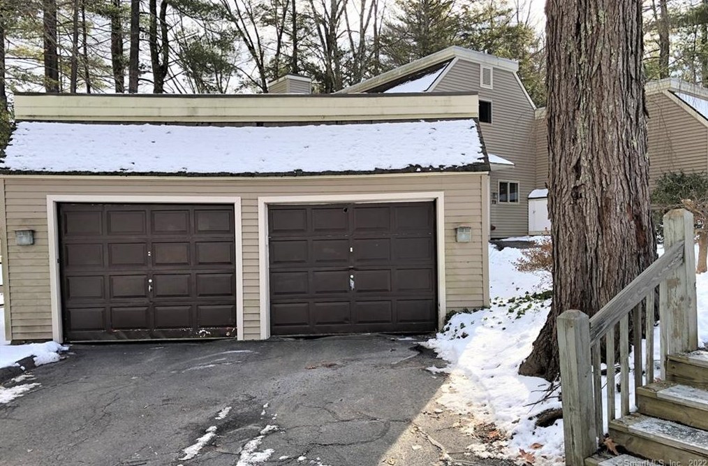 73 Library Ln, Simsbury CT  06070-2109 exterior