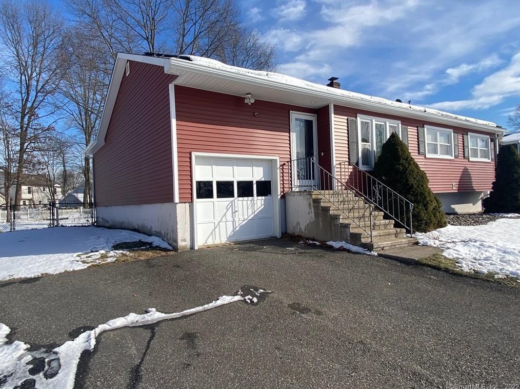 9 Goldfinch Ln, Union City, CT 06770-5112