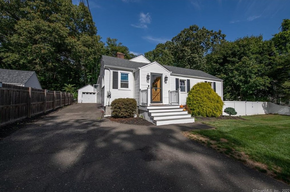 84 Linton St, Stratford, CT 06614-1513