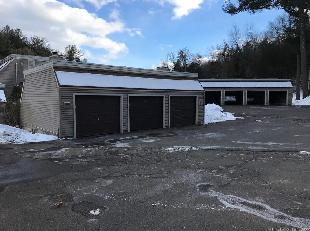 72 Library Ln, Simsbury CT  06070-2168 exterior