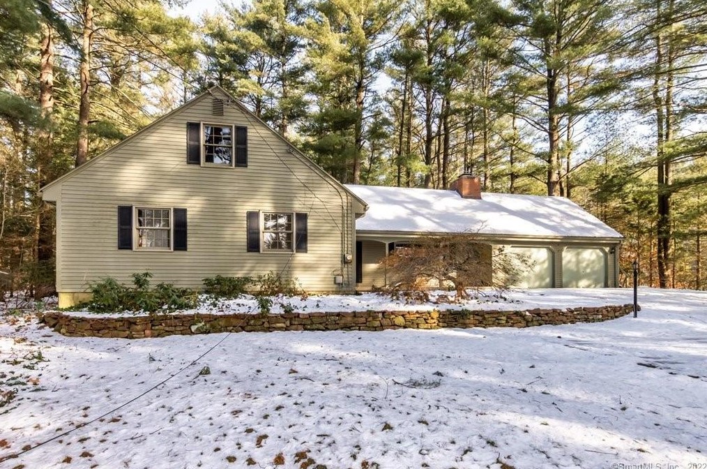 12 Vining Dr, Simsbury CT  06070-2821 exterior