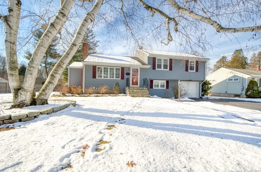 73 Stuart St, Hartford, CT 06111-3742